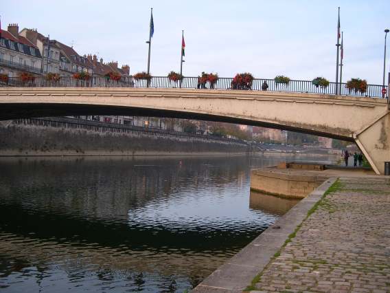  Le Doubs au niveau du Pont Battant